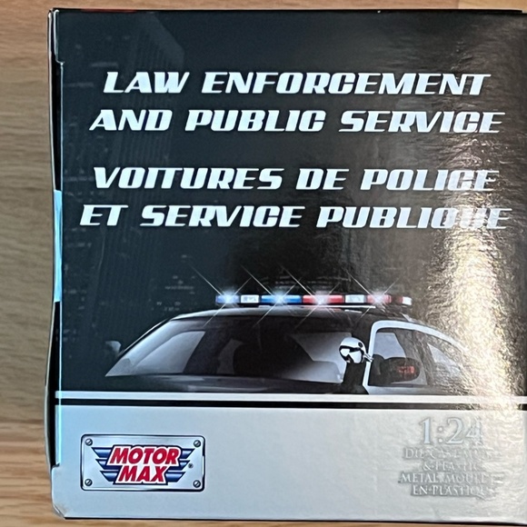 Die-Cast 2010 Ford Crown Victoria Police Interceptor - RCMP - Picture 4 of 4